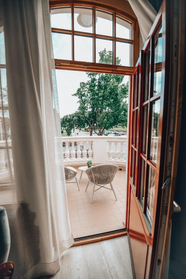 Bahnhofs Hotel Alūksne 外观 照片