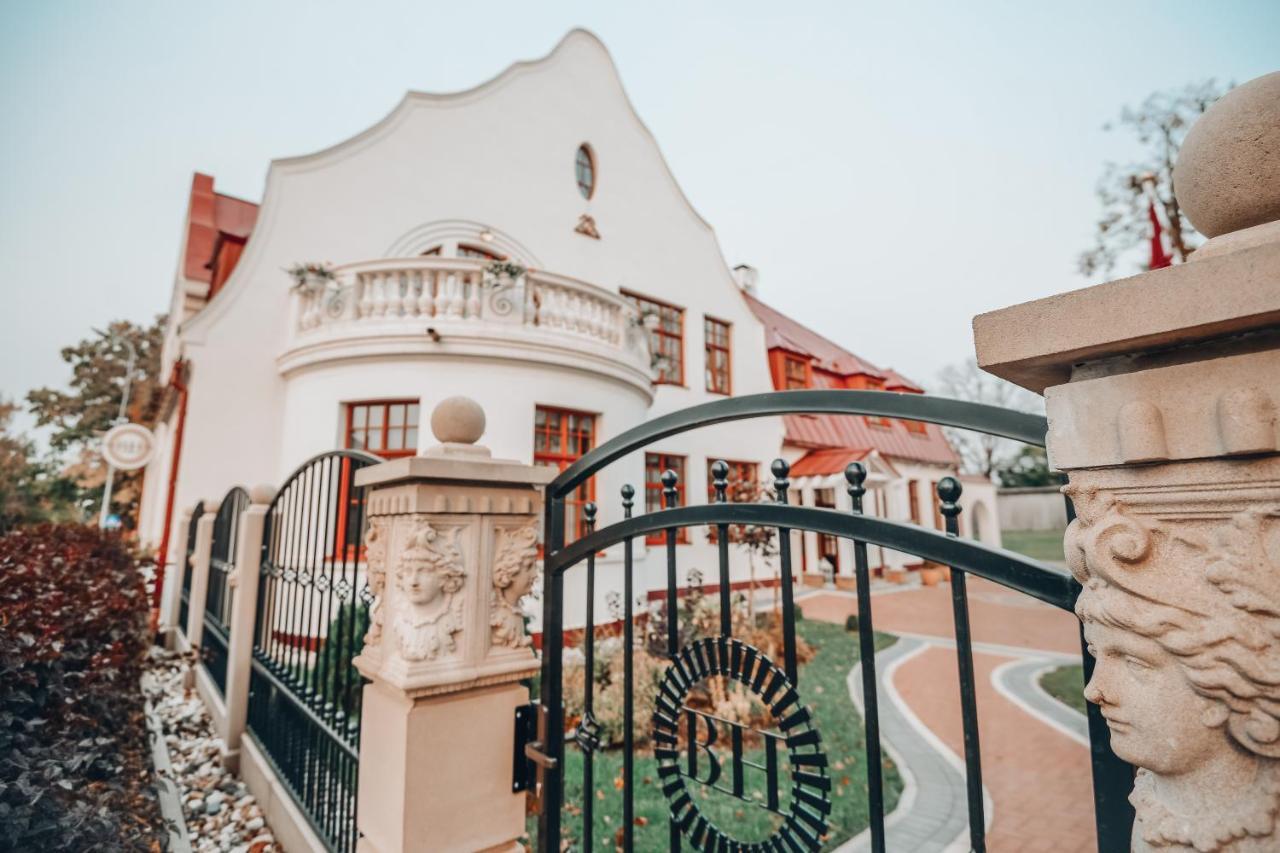 Bahnhofs Hotel Alūksne 外观 照片