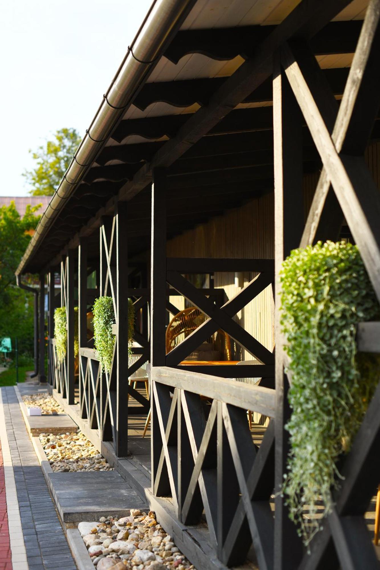 Bahnhofs Hotel Alūksne 外观 照片