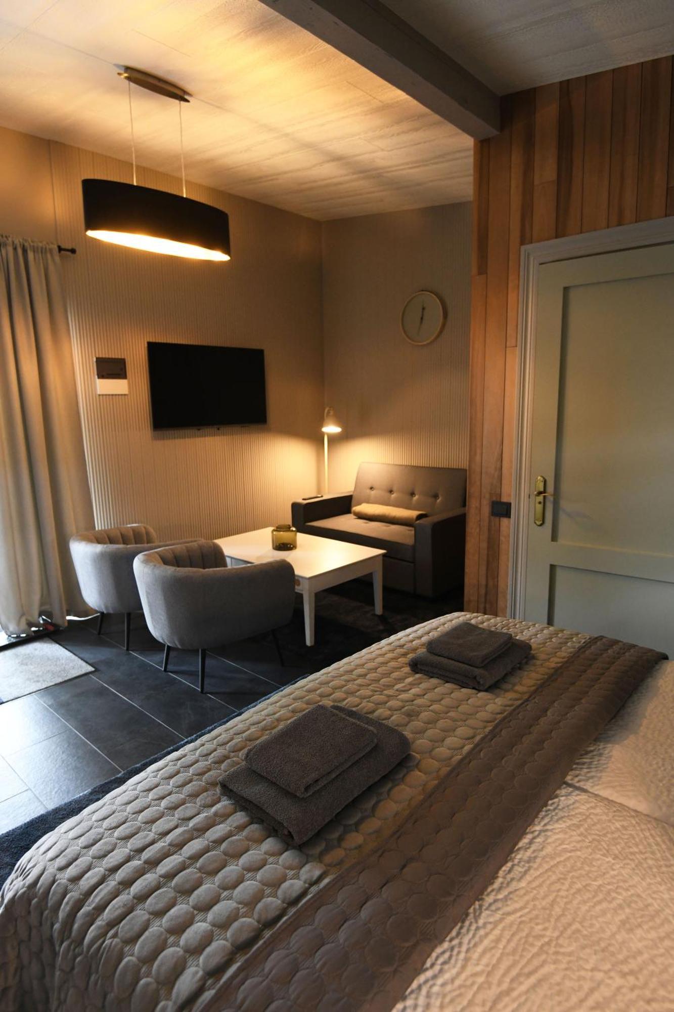 Bahnhofs Hotel Alūksne 外观 照片