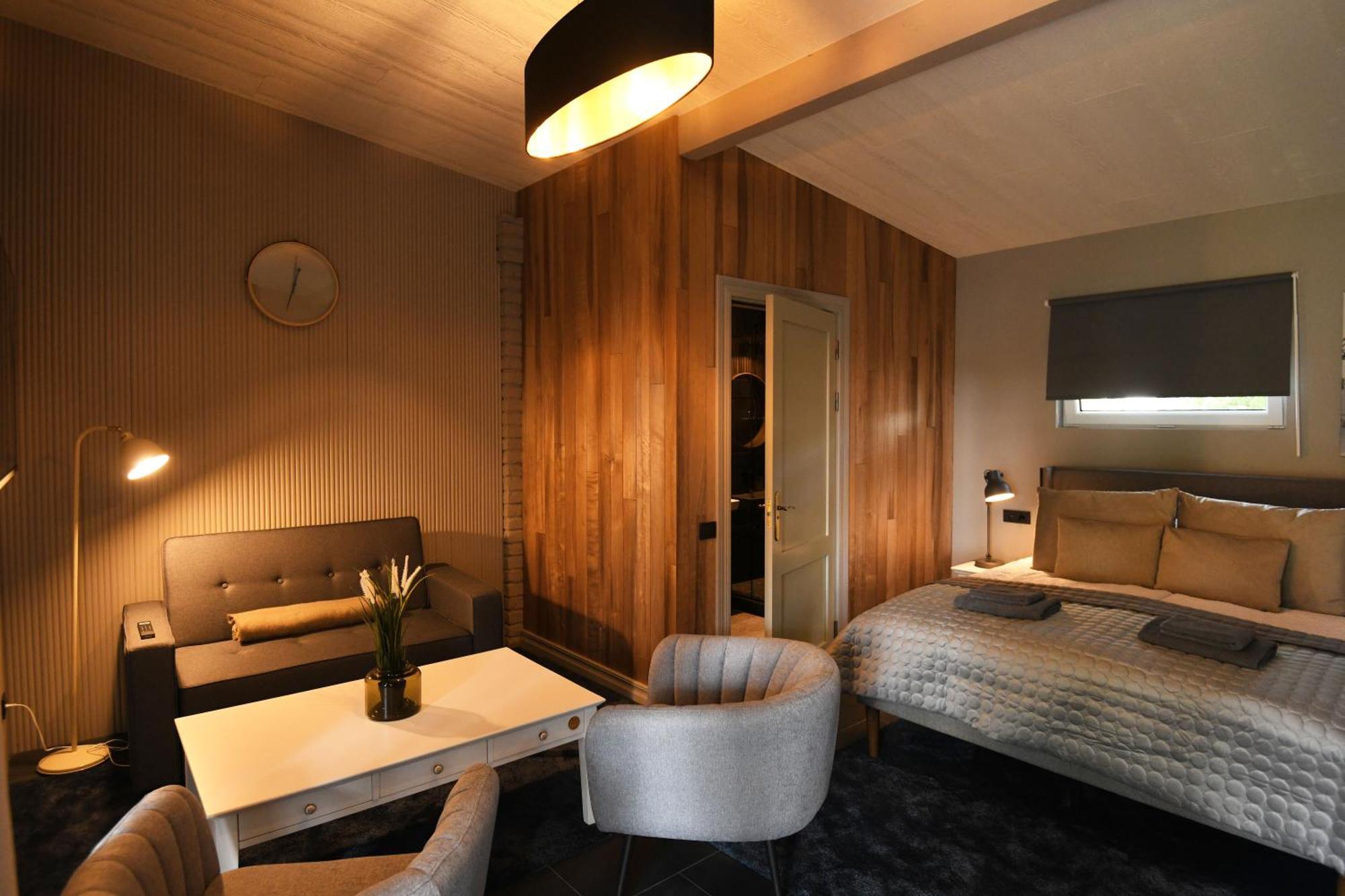Bahnhofs Hotel Alūksne 外观 照片