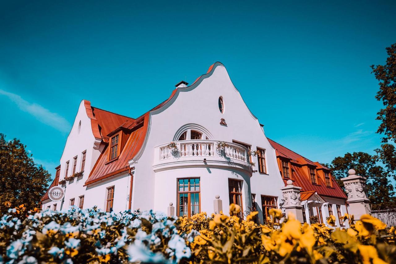 Bahnhofs Hotel Alūksne 外观 照片